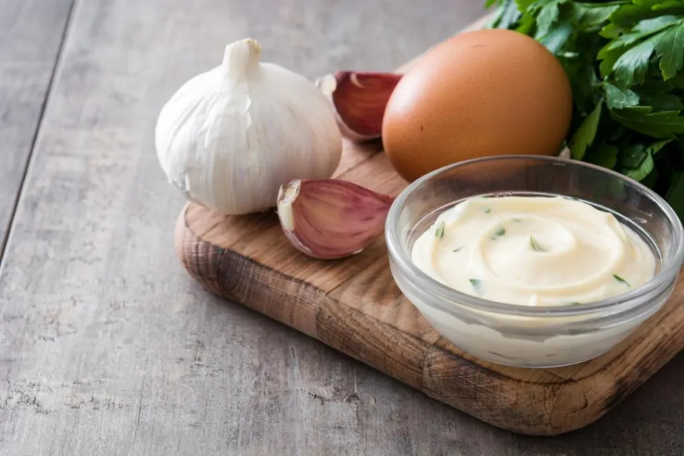 Salsa alioli exprés: receta imperdible para agregar todo el sabor del ajo a tus platos