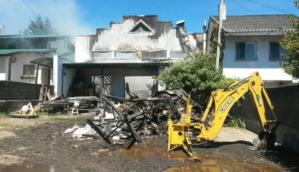 Grandes pérdidas por incendio en un depósito de la panadería Trevisán