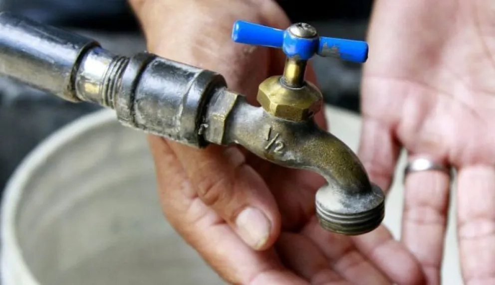 Cuatro barrios de Bariloche sin agua por una nueva rotura de cañería