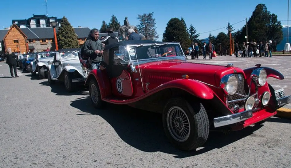 Eniak Antique, un auto artesanal argentino por las calles de Bariloche