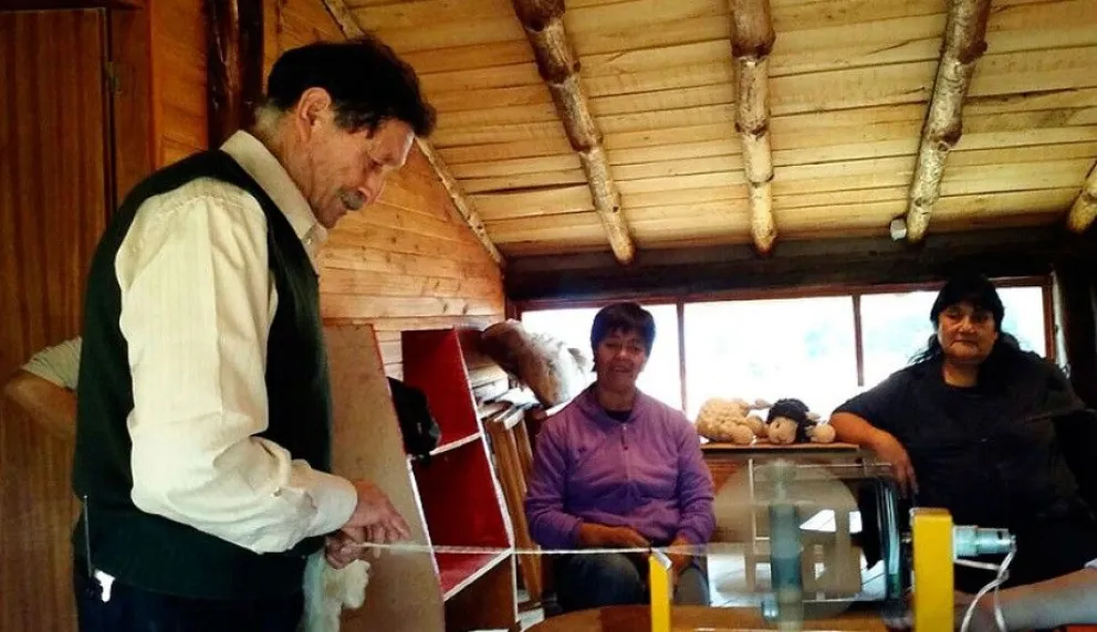 Entregan 20 ruecas eléctricas a artesanas del Mercado de la Estepa