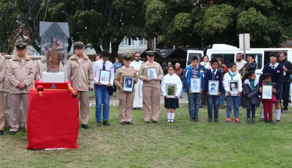 Recordaron al padre Mascardi con un acto religioso en el parque de la Catedral