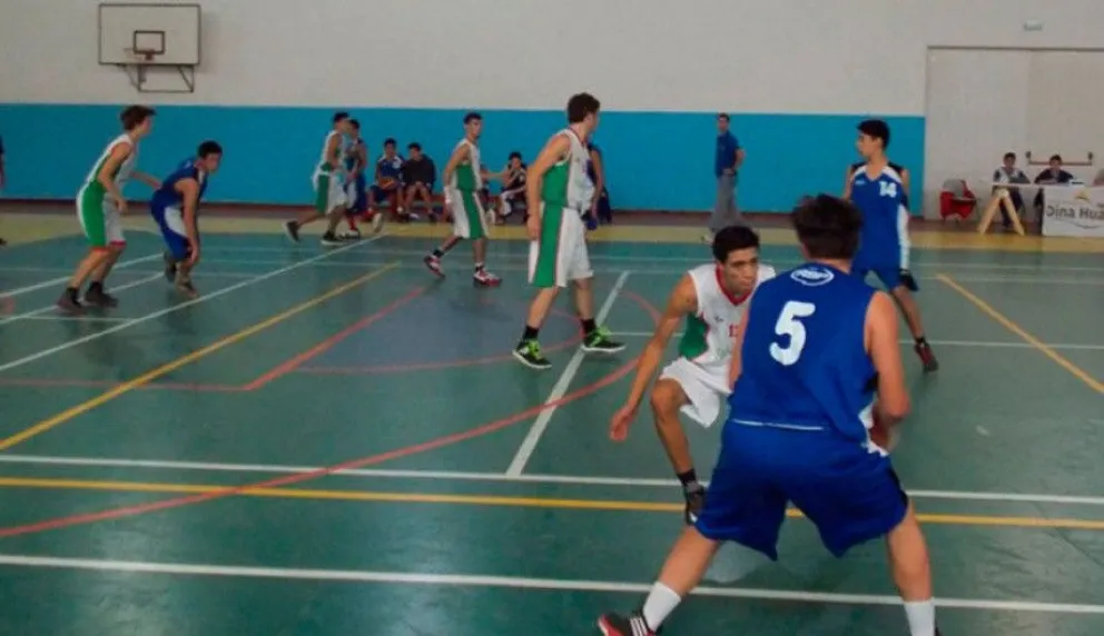 Básquet y fútbol recreativo en el Polideportivo de Dina Huapi