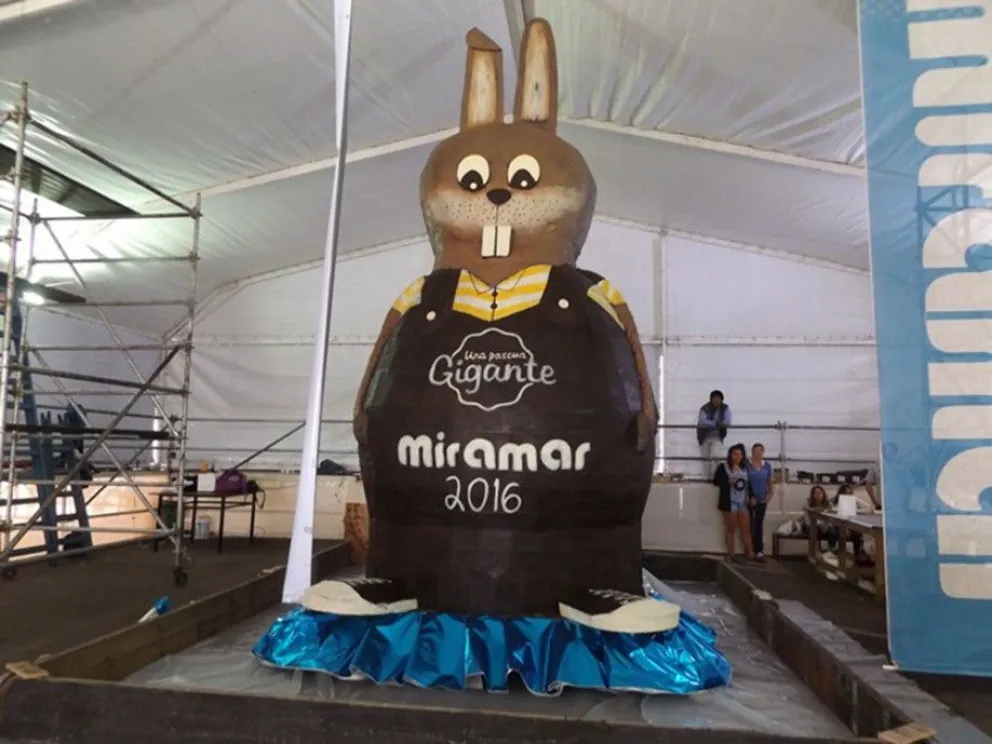 Atención Bariloche: Miramar tuvo el conejo de chocolate de Pascuas más grande del mundo