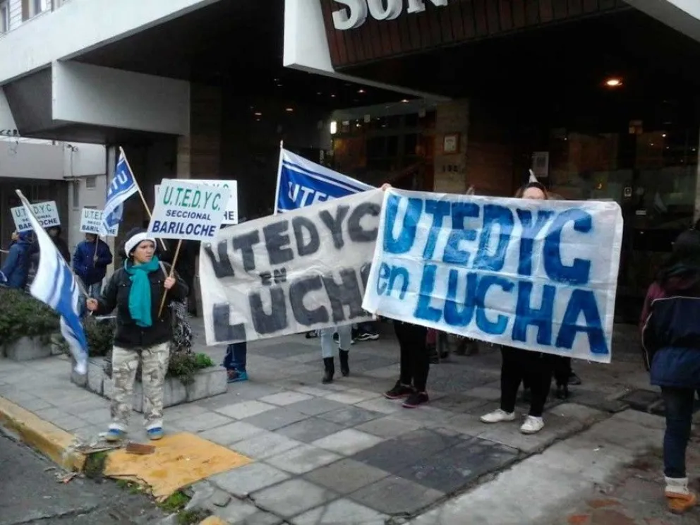 Reclamo en hotel Sunset, exigiendo respeto de derechos laborales y encuadramiento gremial