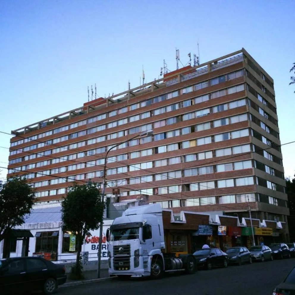 Propuesta para demoler el edificio Bariloche Center gana adeptos en Facebook