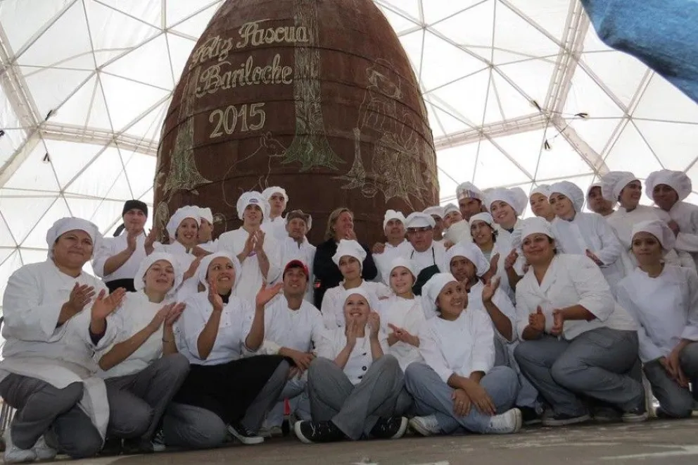 El huevo de pascuas gigante ya está expuesto para residentes y turistas
