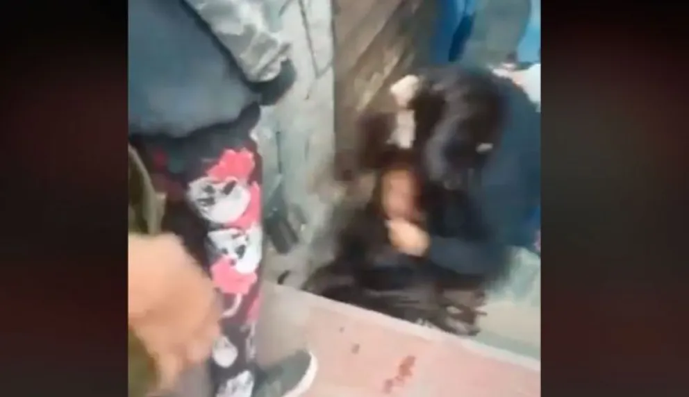 Viralizaron video de una brutal agresión a una joven adolescente el pleno centro