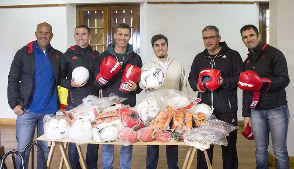 Desde el Ironman donaron elementos deportivos al municipio