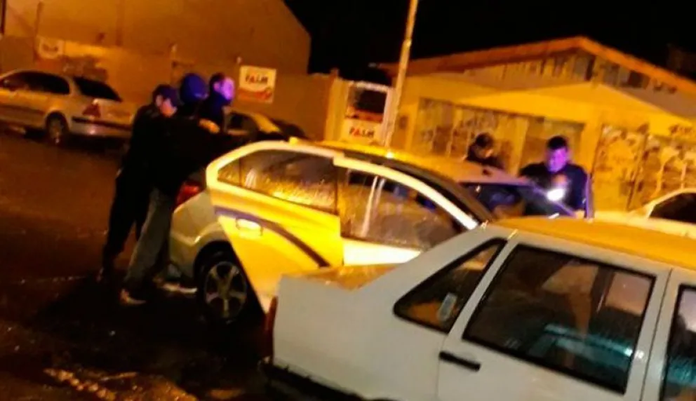 Detuvieron a dos jóvenes que llevaban un arma y municiones durante la madrugada