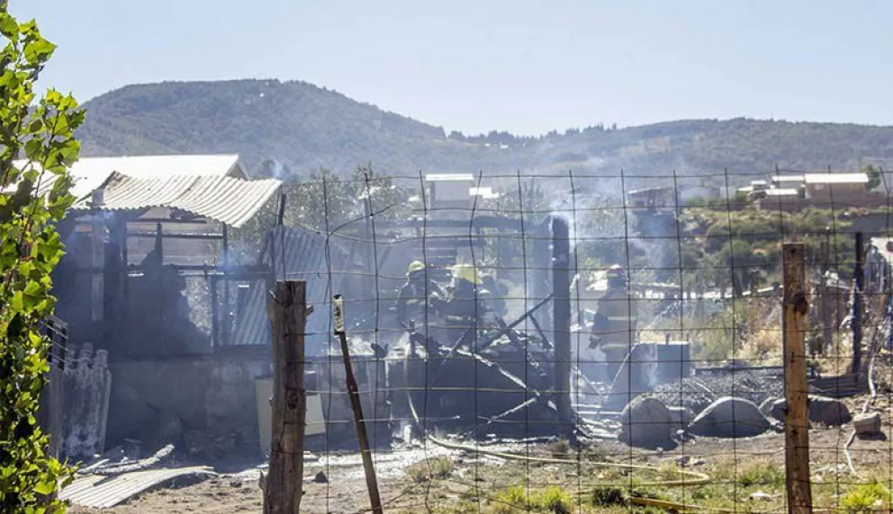 Un incendio redujo a cenizas una vivienda de madera en el barrio Nahuel Hue