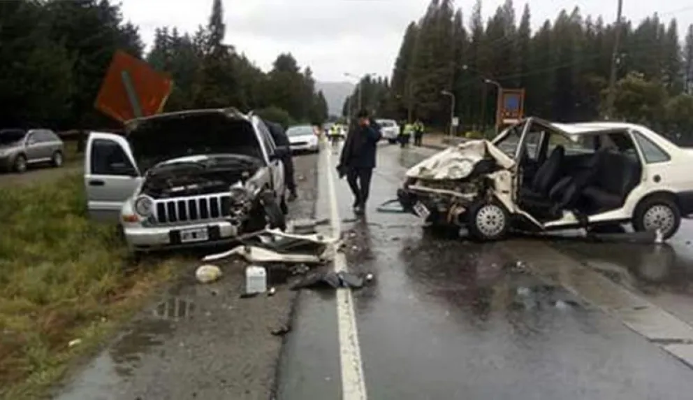 Fuerte colisión frontal entre dos autos en el 13km de Avda Bustillo