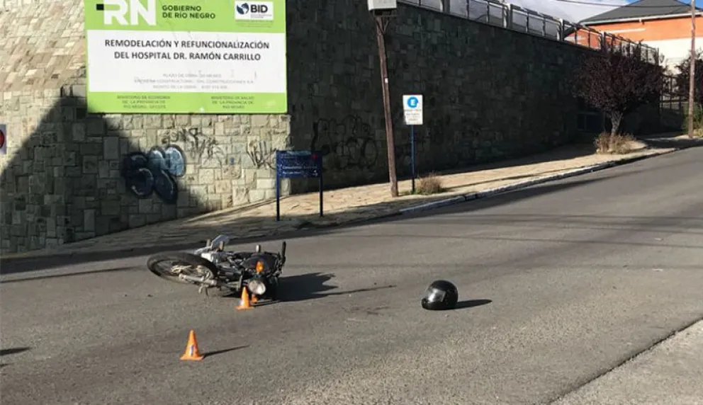 Chocaron un auto y una moto en la esquina de Frey y Elflein