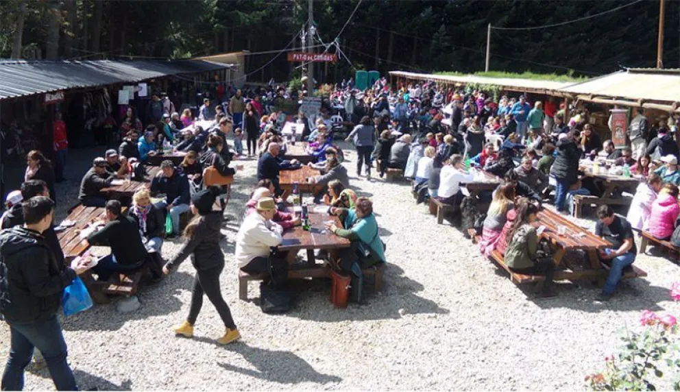 A pulmón, pero con mucha fuerza, Colonia Suiza tuvo su Fiesta del Curanto
