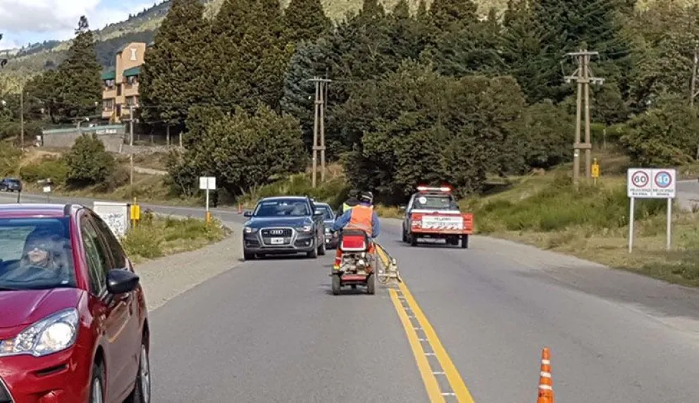 Vialidad Rionegrina señalizó la Avenida Pioneros en Bariloche