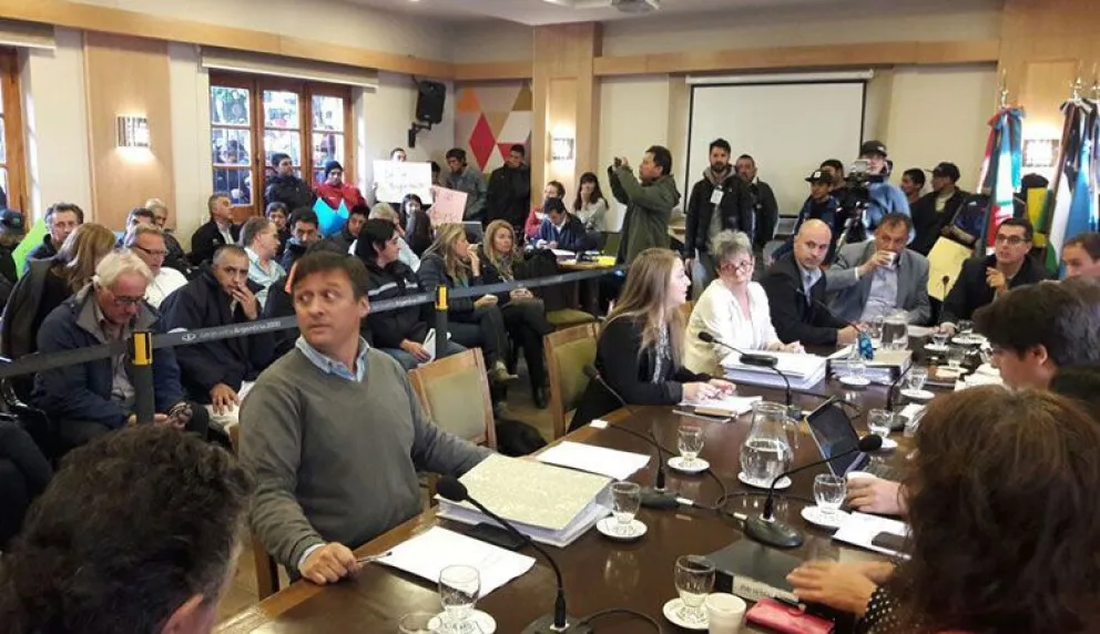 Con gran cantidad de público, comenzó la votación para el proyecto de readecuación contractual del cerro Catedral