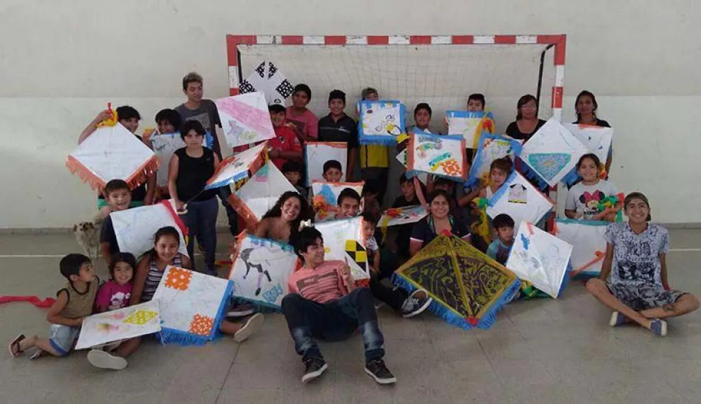 Construyendo barriletes tejieron redes sociales entre niños y jóvenes