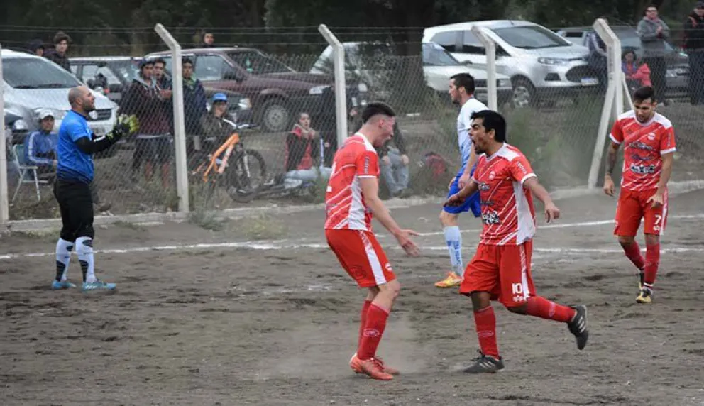Lacar goleó a Dina Huapi, se acerca a la punta y Estudiantes lo mira de reojo