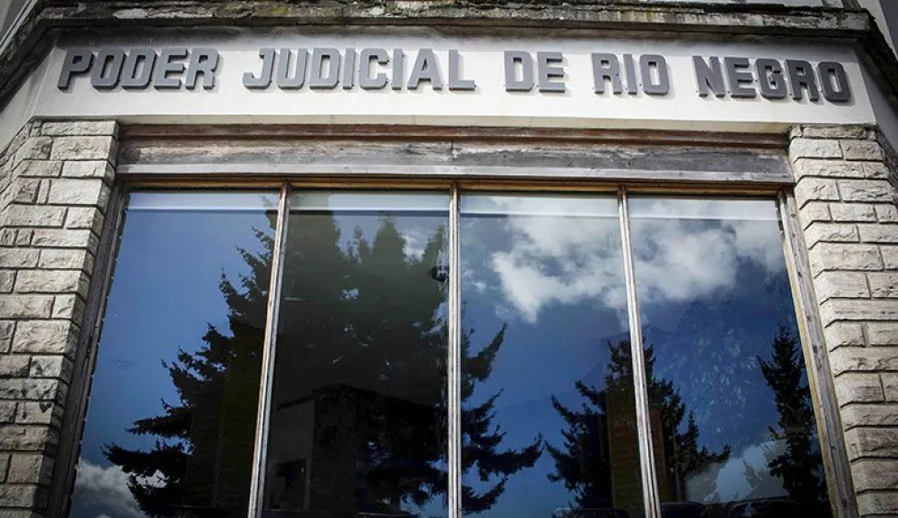 Condenaron a un efectivo policial por cruzar un semáforo en rojo y provocar lesiones a dos personas