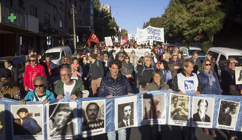 Multitudinaria marcha para repudiar el golpe de estado del 24 de Marzo de 1976