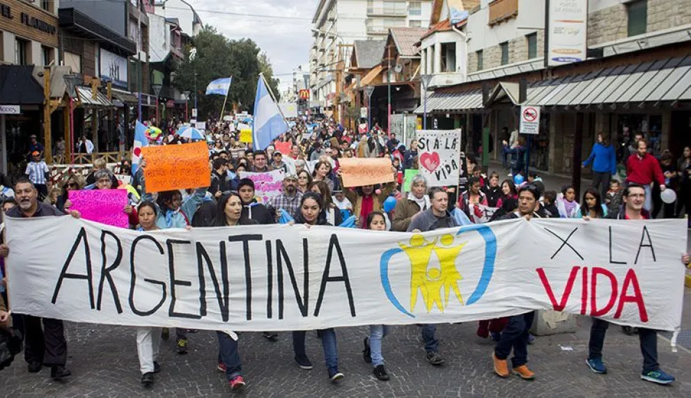 En Bariloche se marchó por los Derechos del Niño por Nacer