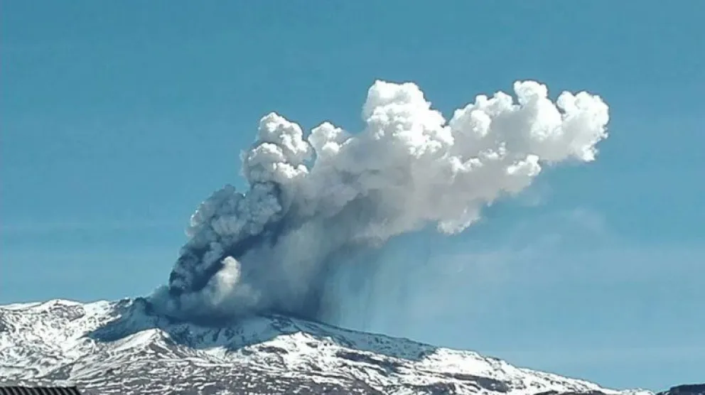 El volcán Copahue mantiene su alerta amarilla