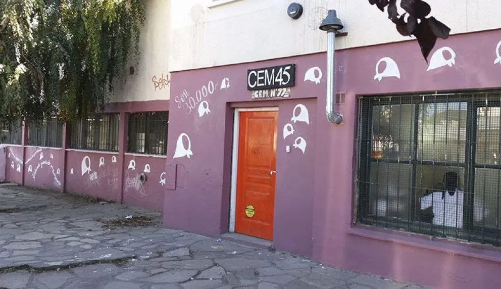 Alumnos de la Nueva Escuela Rionegrina Nº 45 comenzaron con un mural por la Memoria, la Verdad y la Justicia