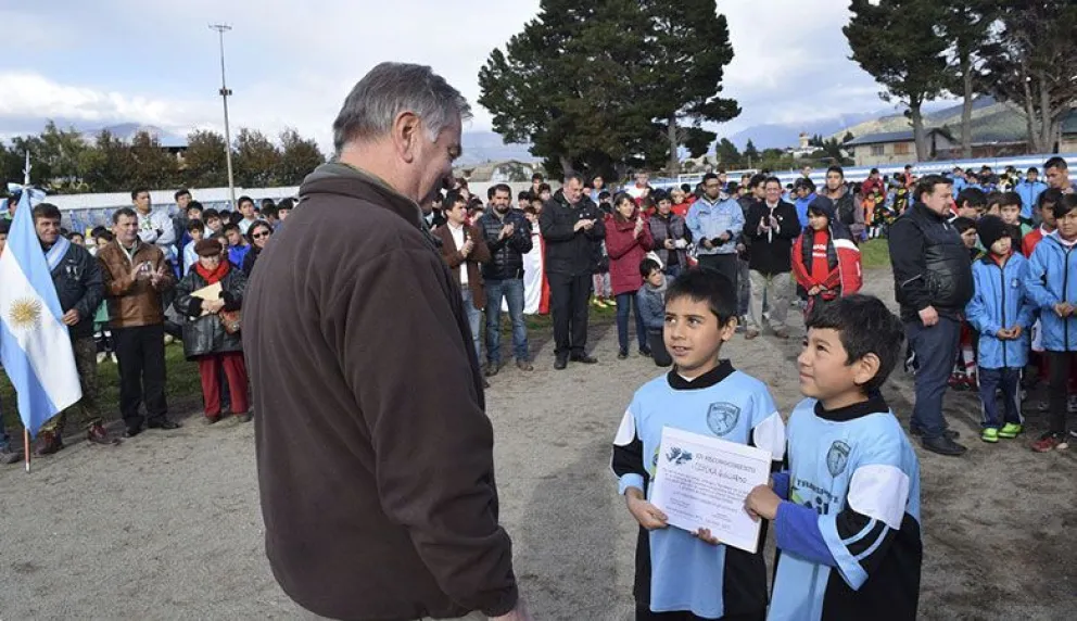 El fútbol infantil rinde homenaje a los Veteranos de Malvinas