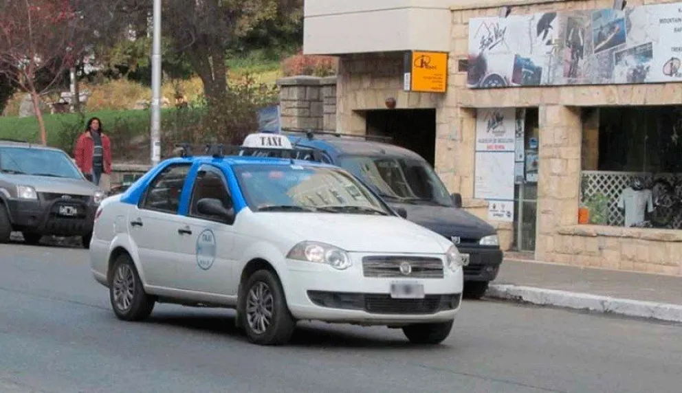 Acusan a un chofer de taxi de haber sustraído varios elementos de tres vehículos
