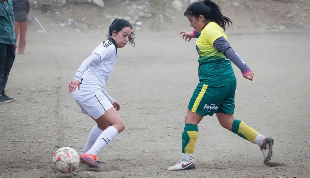 Se juega el fútbol femenino de Bariloche