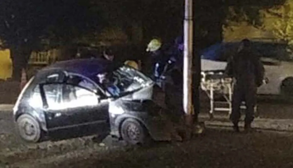 Un auto impactó contra un poste