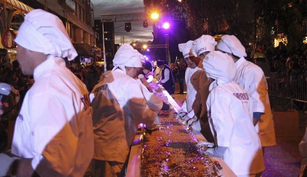 Miles de personas disfrutaron de la barra de chocolate más larga del mundo