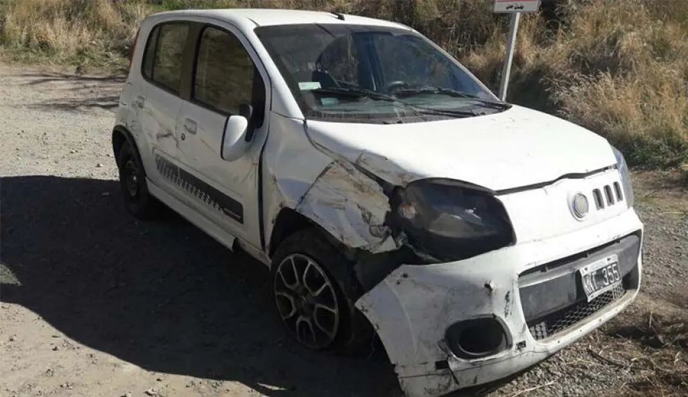 Un auto cayó al barranco en Tucumán al 1300