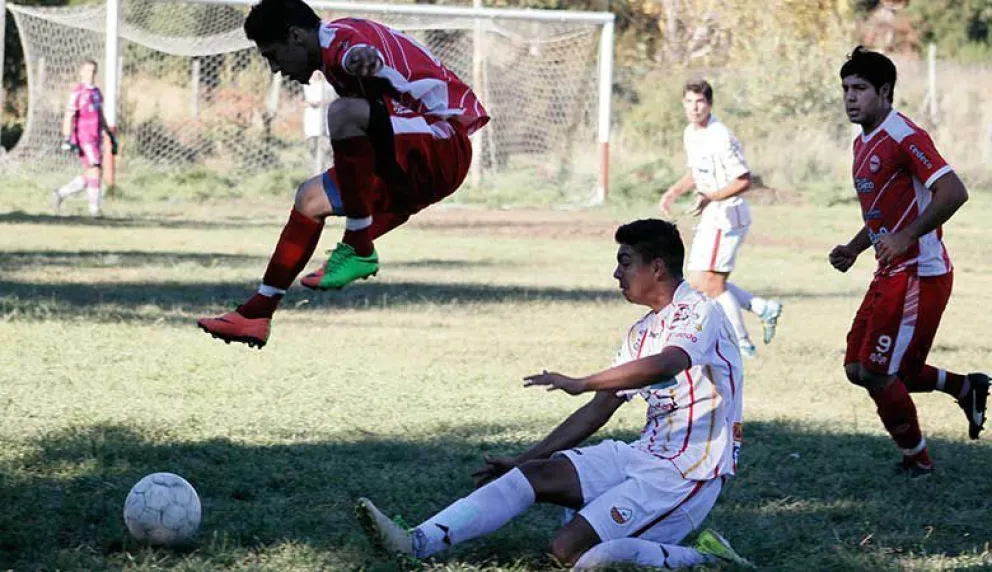 Lacar le empató en el final a Cruz del Sur y sostiene su liderazgo en el campeonato