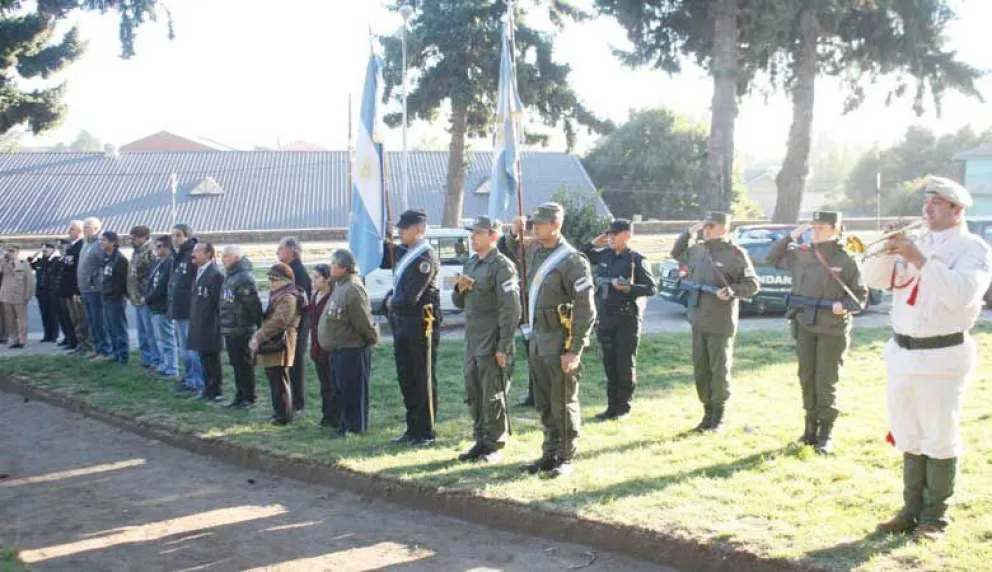 Temprano se realizó el Izamiento del Pabellón Nacional y hubo recorrida de entrega de ofrendas florales
