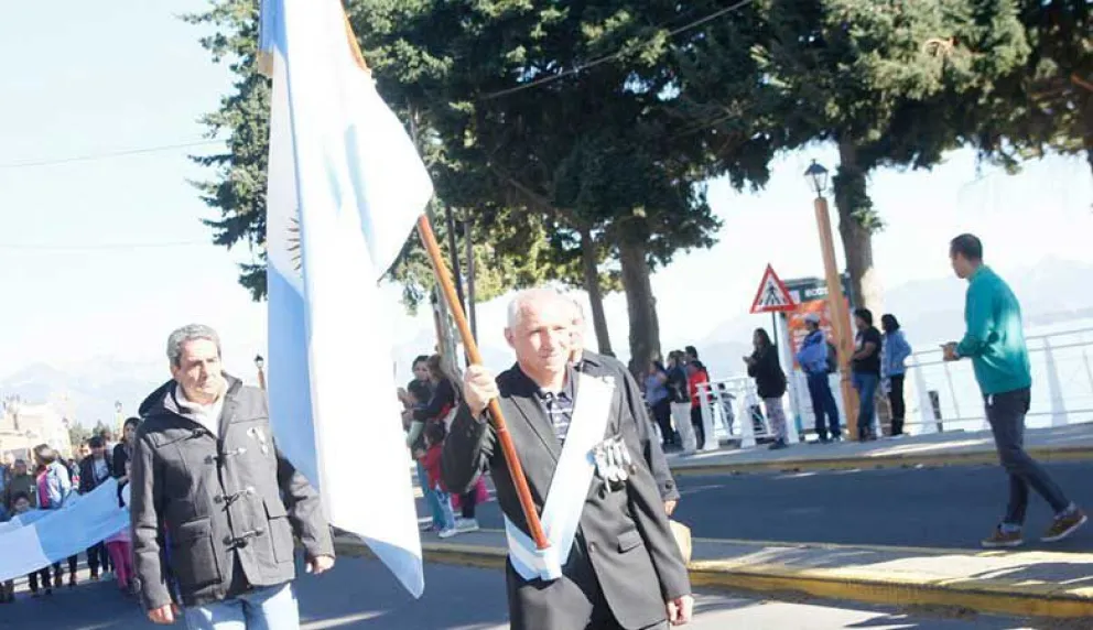 Emotivo Acto Protocolar y Desfile por la Costanera