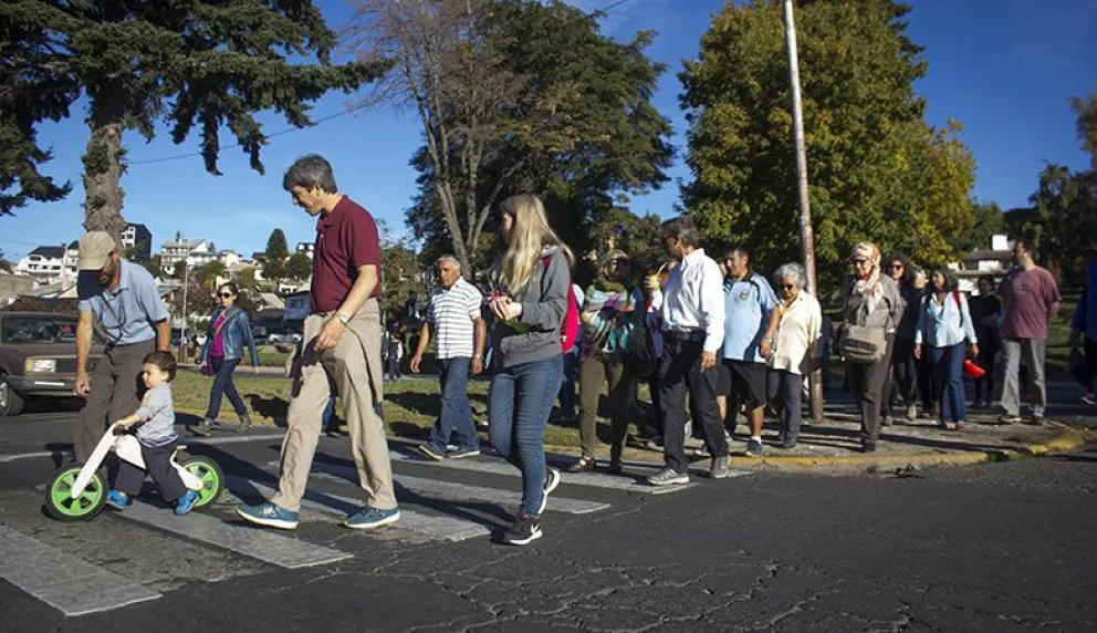 Más de un centenar de personas integró la Caminata por la Paz