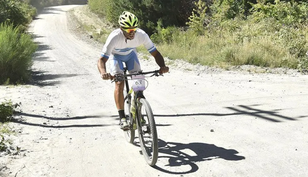 Conmoción por la muerte de un ciclista en plena carrera