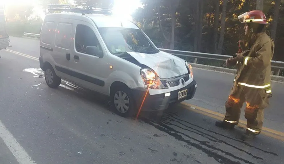 Accidente en el kilómetro 15 de Bustillo arrojó daños materiales en dos vehículos