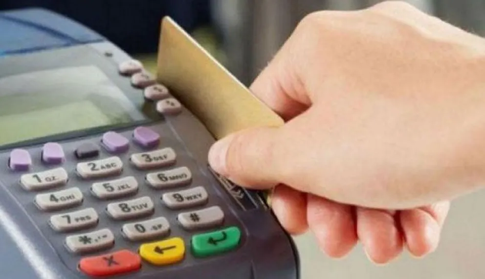 Resistencia de distintos comerciantes para aceptar pagos con la tarjeta de débito
