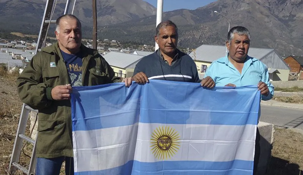 Movilizados por Malvinas hicieron flamear una nueva bandera en la avenida Crucero General Belgrano
