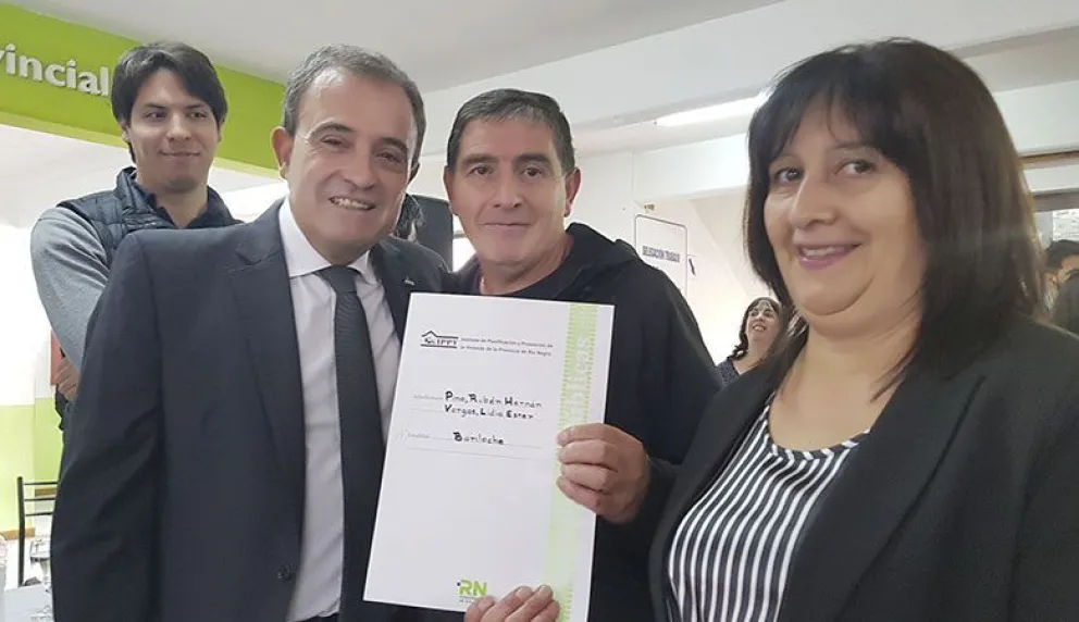 Entrega de escrituras en Bariloche: “Vamos a fortalecer al IPPV”