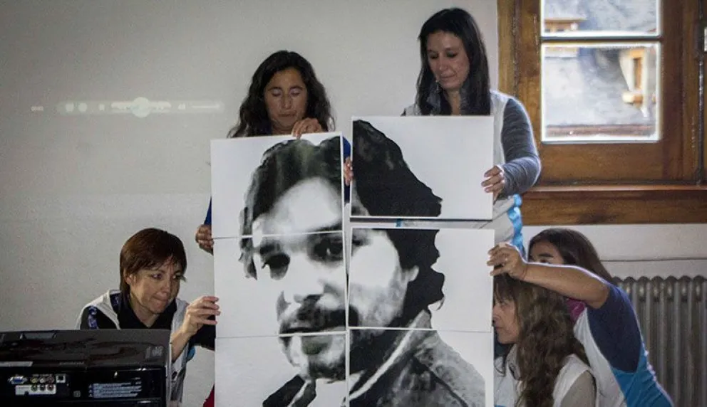 Sentido homenaje a Carlos Fuentealba  en la Sala de Prensa de la comuna