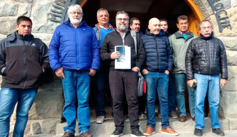 Quince partidos políticos apoyaron la entrega de firmas contra la concesión del Catedral