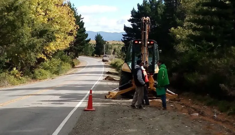 La obra de iluminación del acceso al aeropuerto de Bariloche esta en marcha