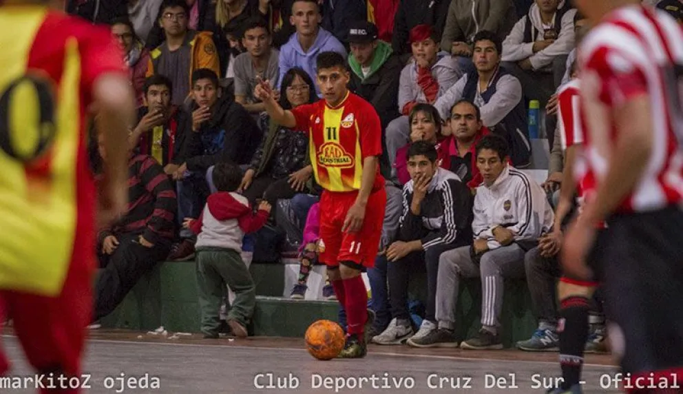 En el futsal, el ganador del clásico fue Cruz del Sur