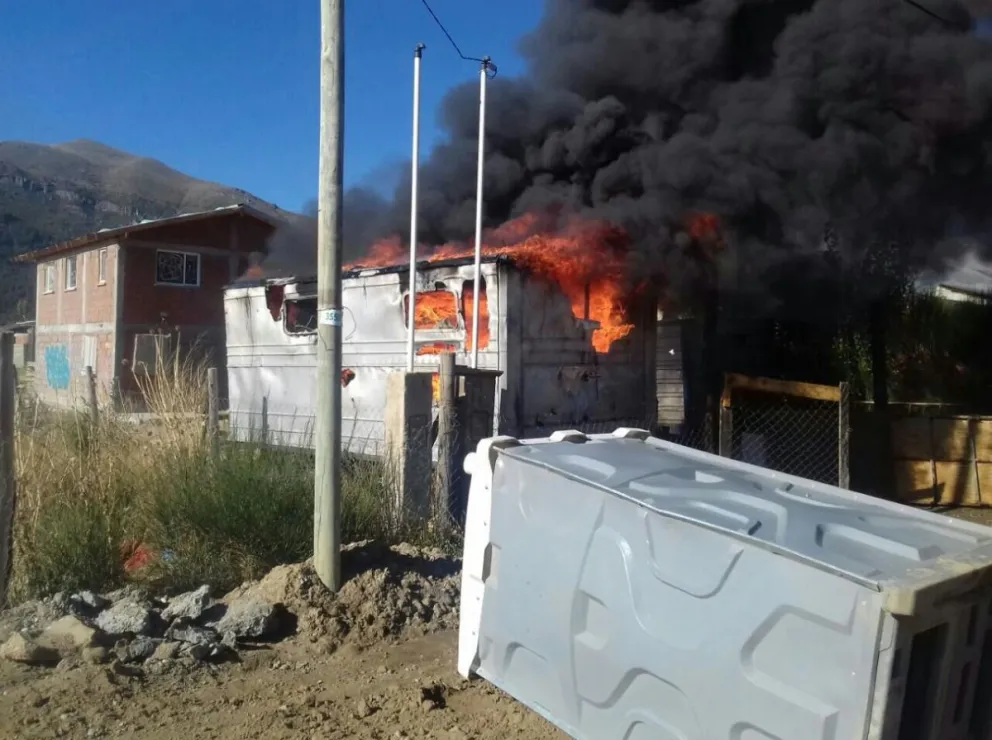 El fuego consumió un obrador ubicado en el barrio Nahuel Hue