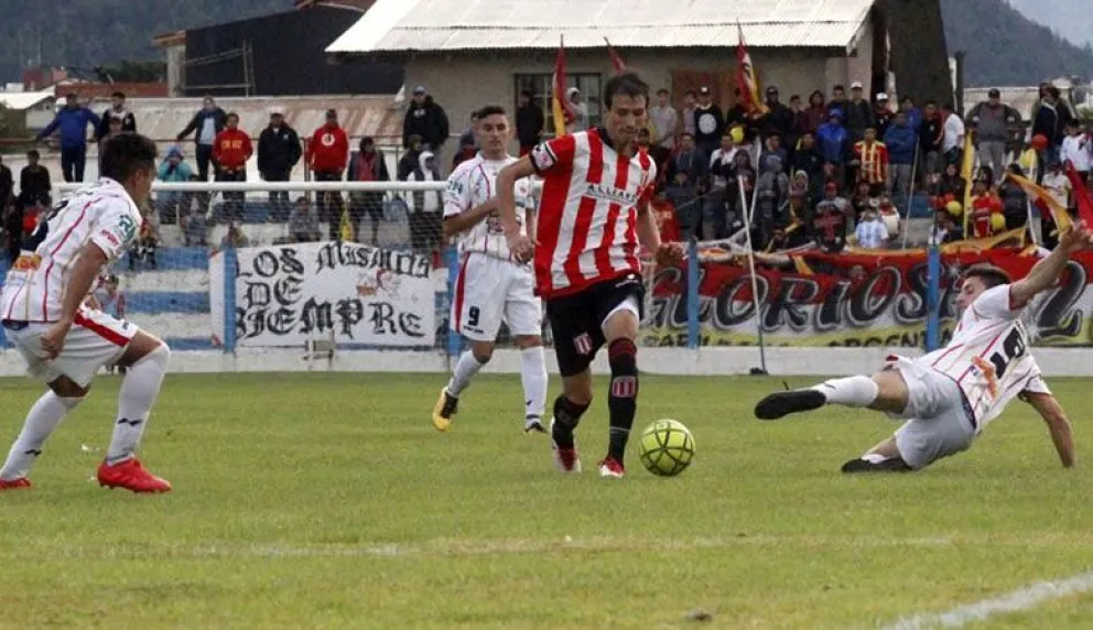 Cruz del Sur se quedó con el clásico y Lacar se despachó con una notable goleada