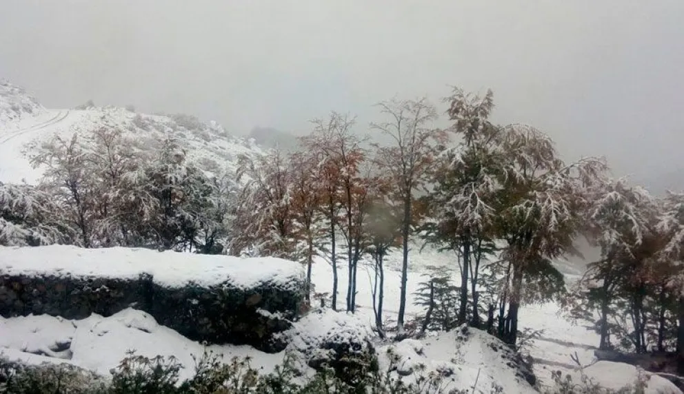 Con el temporal, la nieve pinta las cumbres