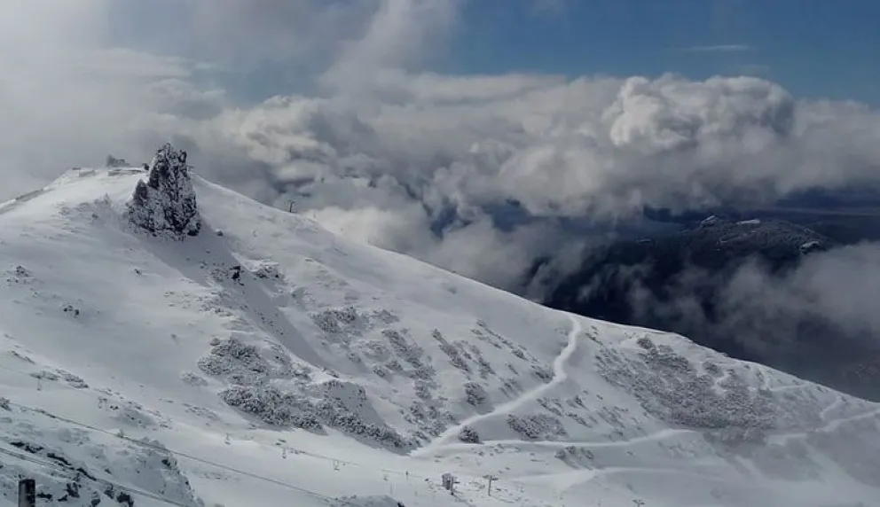 Cerros teñidos de blanco por la intensa nevada